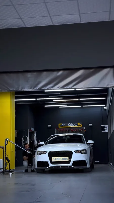 Audi A5’te boyasız göçük onarımı, ışık paneli altında